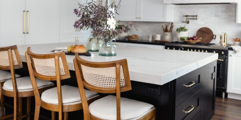 Mont Blanc Quartzite island in a modern and contemporary kitchen with minimalist design, featuring a white quartzite countertop and dark cabinetry